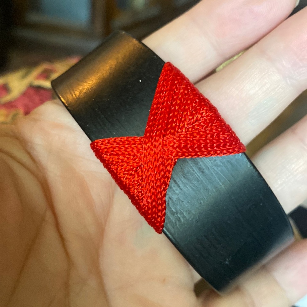 Cute wood and material bracelet.    Mi